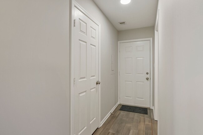 Building Photo - 2815 Lee Oaks Ct