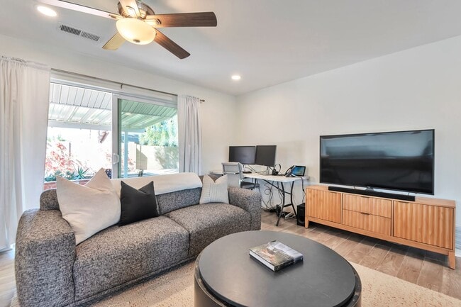 Building Photo - Updated and Spacious 3BED/2BATH Scottsdale Home