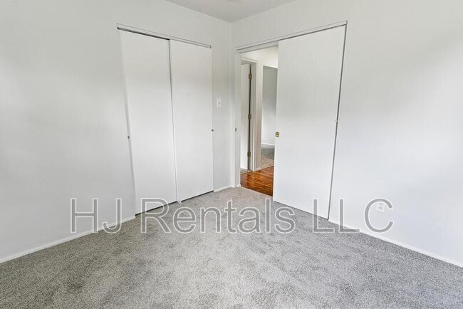 Building Photo - 532 Holiday Ave