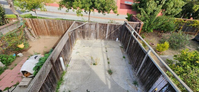 Building Photo - 2 bedroom 2 bath townhome close by Richmond BART available now
