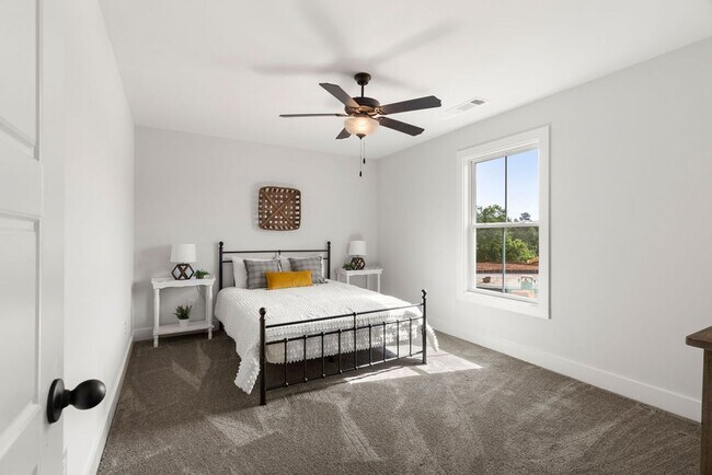 Building Photo - Designer Home near Auburn University's Campus!