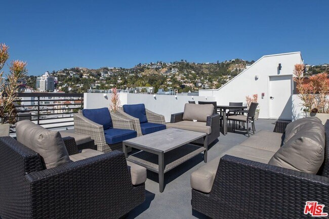 Building Photo - 1283 Havenhurst Dr