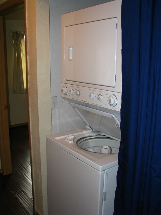 Building Photo - Two Bedroom Duplex in South Salem