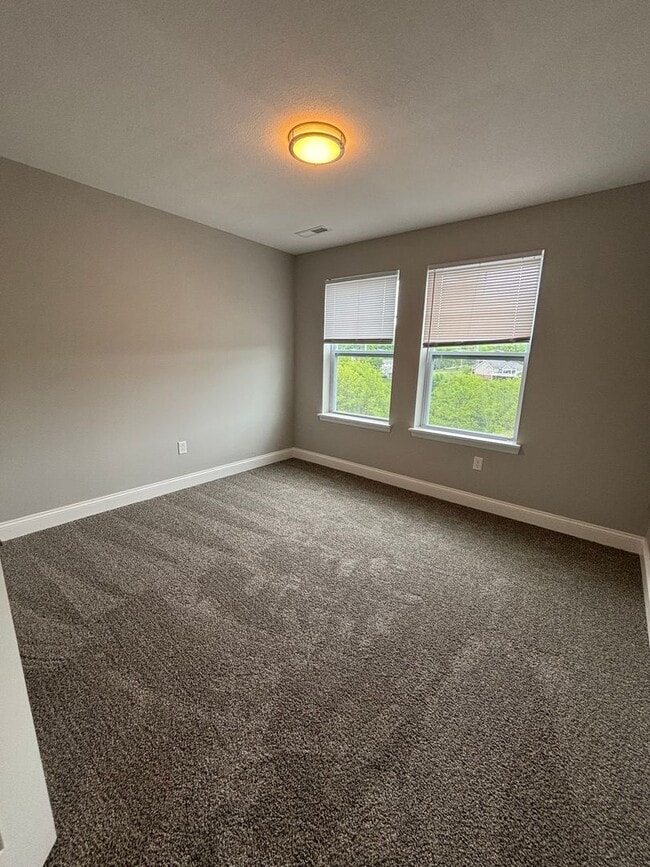 Building Photo - Beautiful Townhome in Washington! - 3 Bedroom