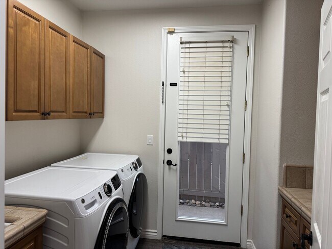 Building Photo - Beautiful 5 Bedroom, 3 Bath Home + Loft in Quail Lake, Clovis, CA