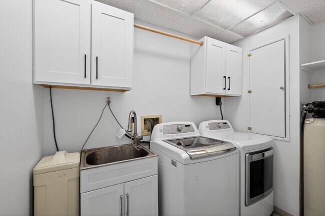 Building Photo - Elegant & Spacious Contemporary Townhome in Serene Potomac Enclave