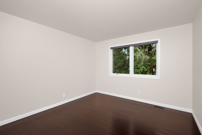 Building Photo - Large 4 Bedroom Home in Marymoor Hill