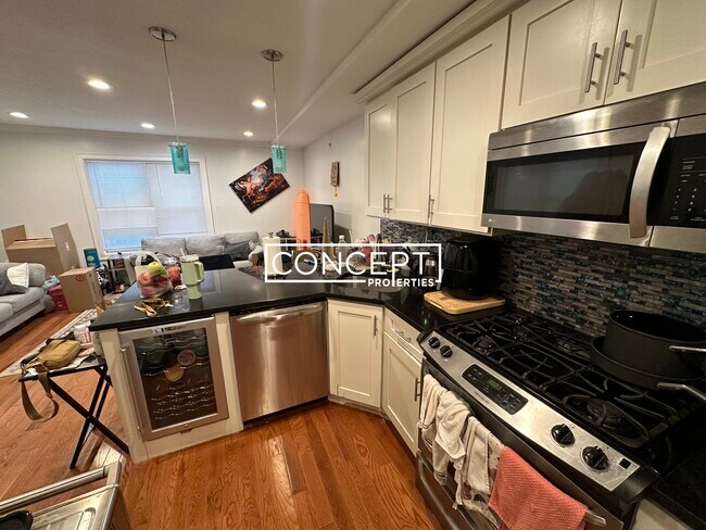 Building Photo - 108 Maverick St