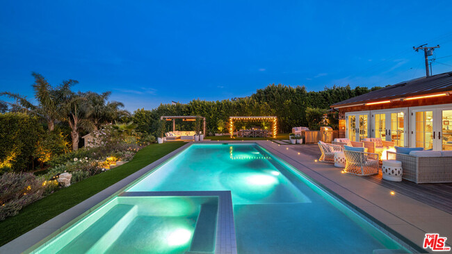 Building Photo - 6540 Dume Dr
