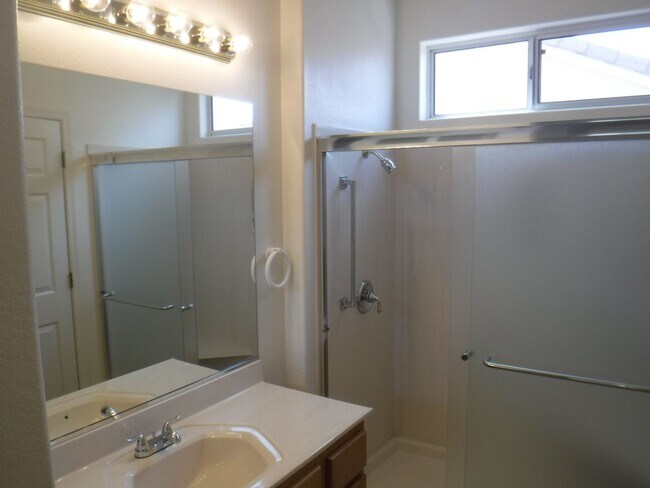 Building Photo - Sun City Anthem home right on the golf course!