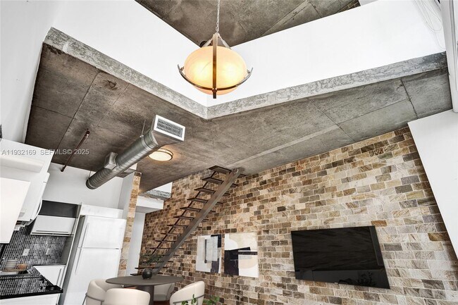 Building Photo - 690 SW 1st Ct