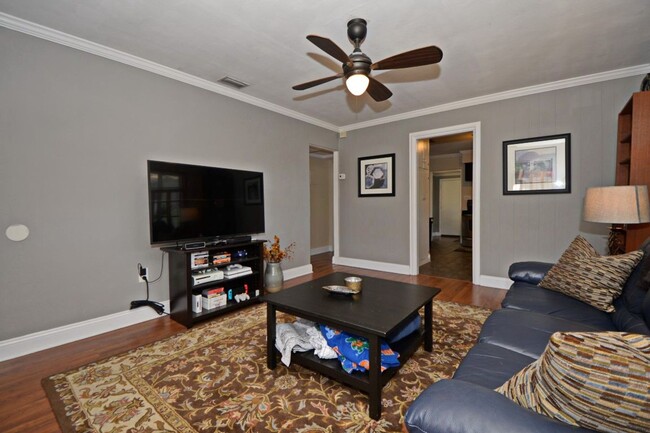 Building Photo - 2 Bedroom, 1 Bath - Lancaster Park /SODO
