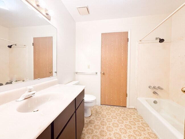 Building Photo - Cozy 2BR 1BA Home w/ Fireplace + 1 Car Garage + Fenced Yard in Sugar House