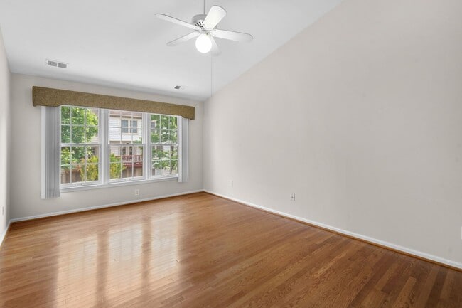 Building Photo - 3 Bed 2 Full Bath/2 Half Bath - Rockville Townhouse - Move In Ready