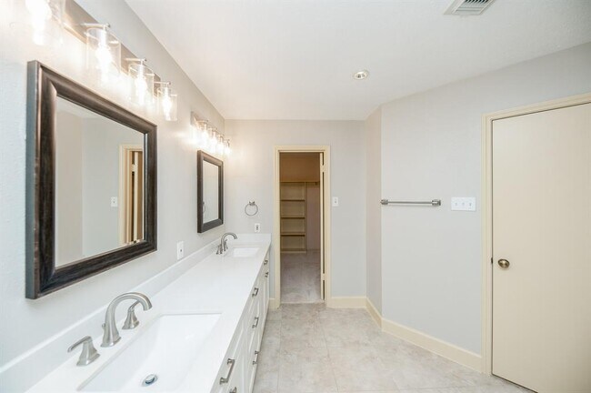 Building Photo - 13211 Rosstown Dr