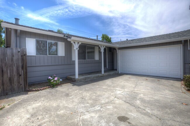 Building Photo - Lovely 3-Bedroom, 2-Bath Home - Parkmont A...
