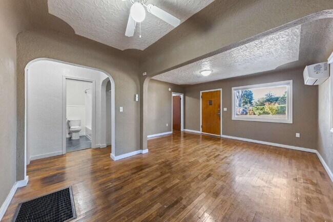 Building Photo - MOVE IN SPECIALCharming 2 bedroom duplex