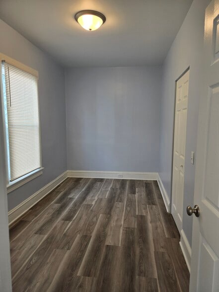 Building Photo - 2105 W 93rd St