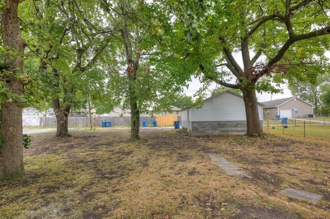 Building Photo - 2123 S Porter Ave