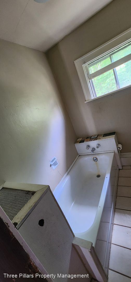 Building Photo - 4 br, 3 bath House - 511 5th Ave NW