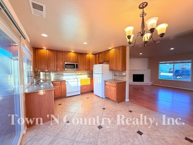 Building Photo - 1720 Cherokee Dr