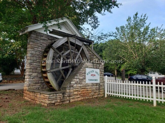 Building Photo - GREAT ONE LEVEL TOWNHOME / END UNIT / POPULAR DOWNTOWN VILLA RICA AREA / CAN WALK TO SHOPPING AND...