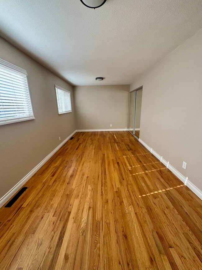 Building Photo - Charming 3 bedroom/2 bath close to UCCS