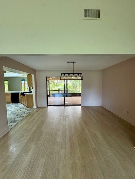 Building Photo - 156 Live Oak Ct