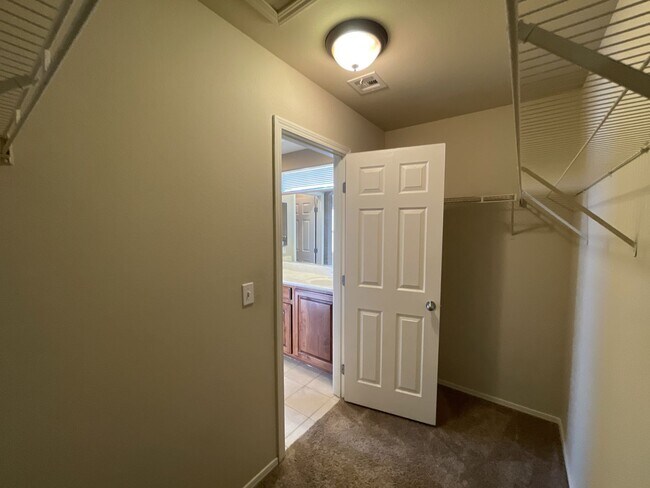 Building Photo - Spacious 3-Bedroom Home in the Northwest L...