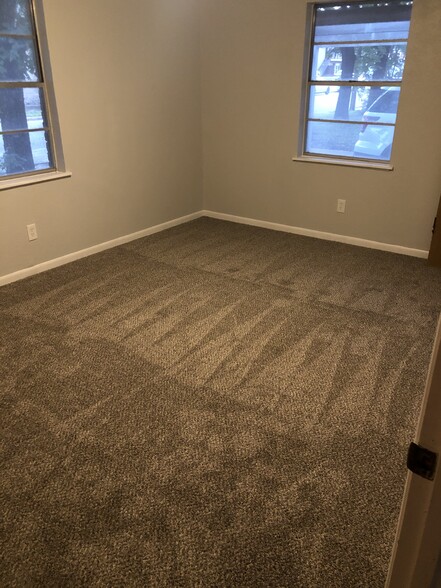 Large master bedroom - 5908 Stonewall St
