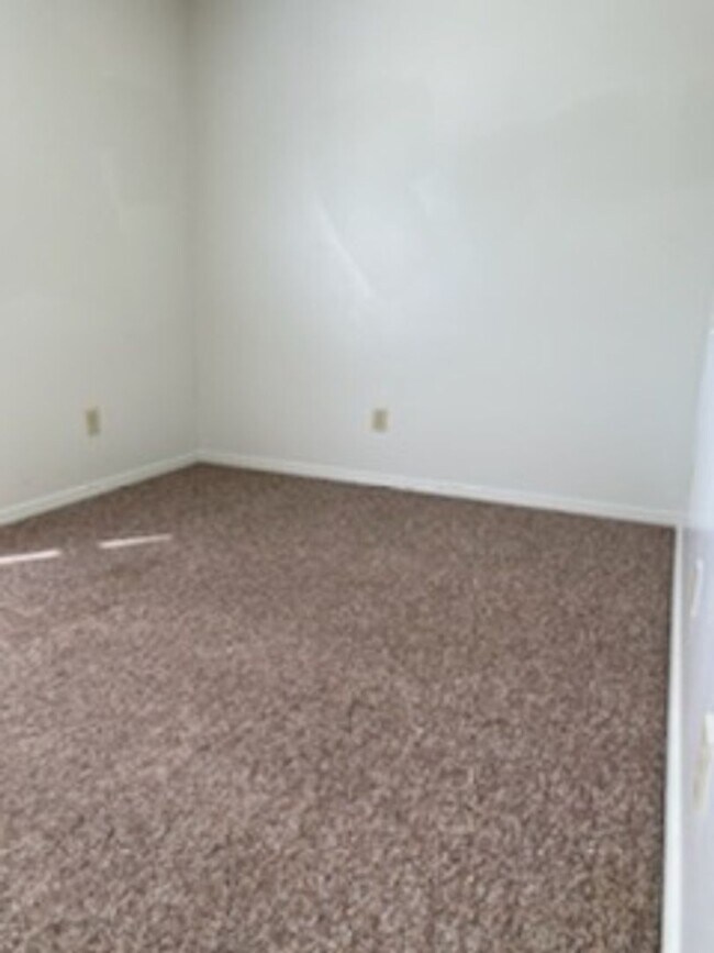 Building Photo - 0200-202 E 16th Street