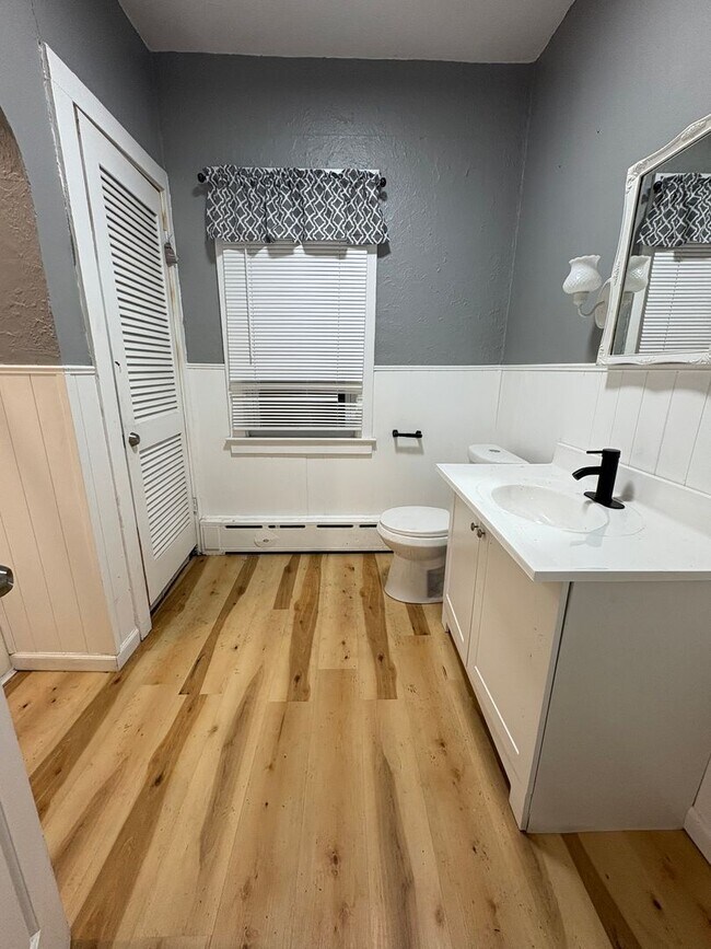 Building Photo - Two Bedroom Single Family Home!