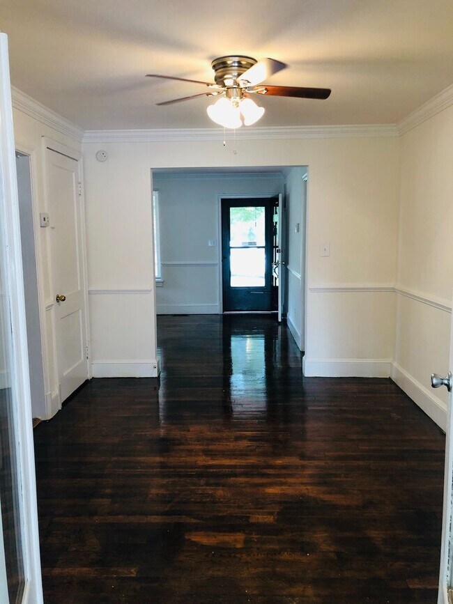 Building Photo - Adorable 3 bdrm/1.5 bath Home on a Corner ...