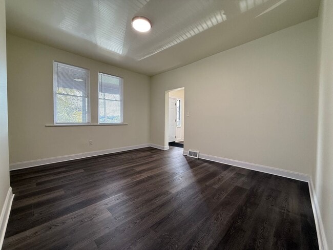 Building Photo - Updated 3BR 1.5 bath house with office/ of...