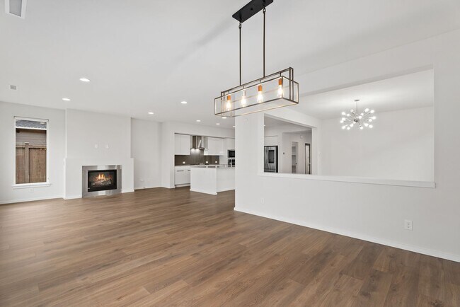 Building Photo - Spacious 4 bed 2.5 bath home w/ oversize 2 car garage & upgrades throughout!