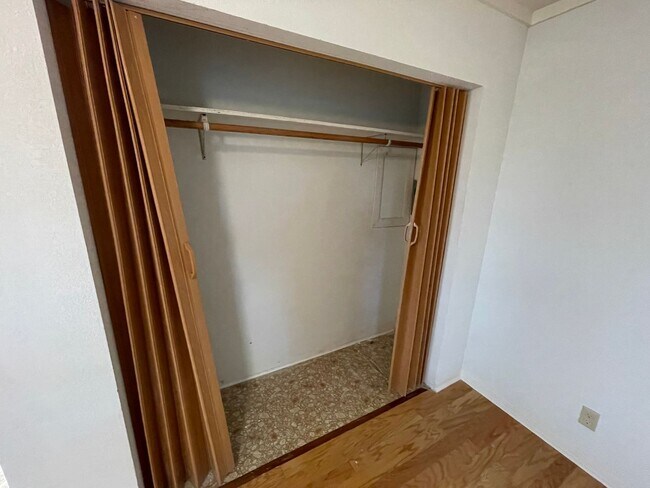 Building Photo - NEW ON MARKET