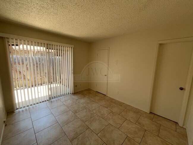 Building Photo - 2210 Silverway Dr