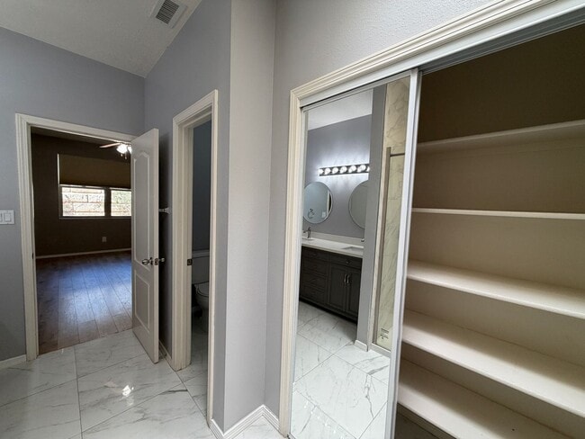 Building Photo - Beautiful Luxury Single Story Town Home Available Near Coors Blvd NW & Dellyne Ave NW!