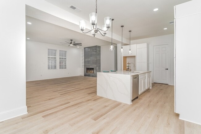 Building Photo - 2422 Vagas St
