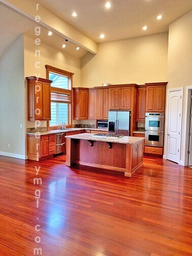 Building Photo - Entertainers dream! Spacious 4 bedroom hom...