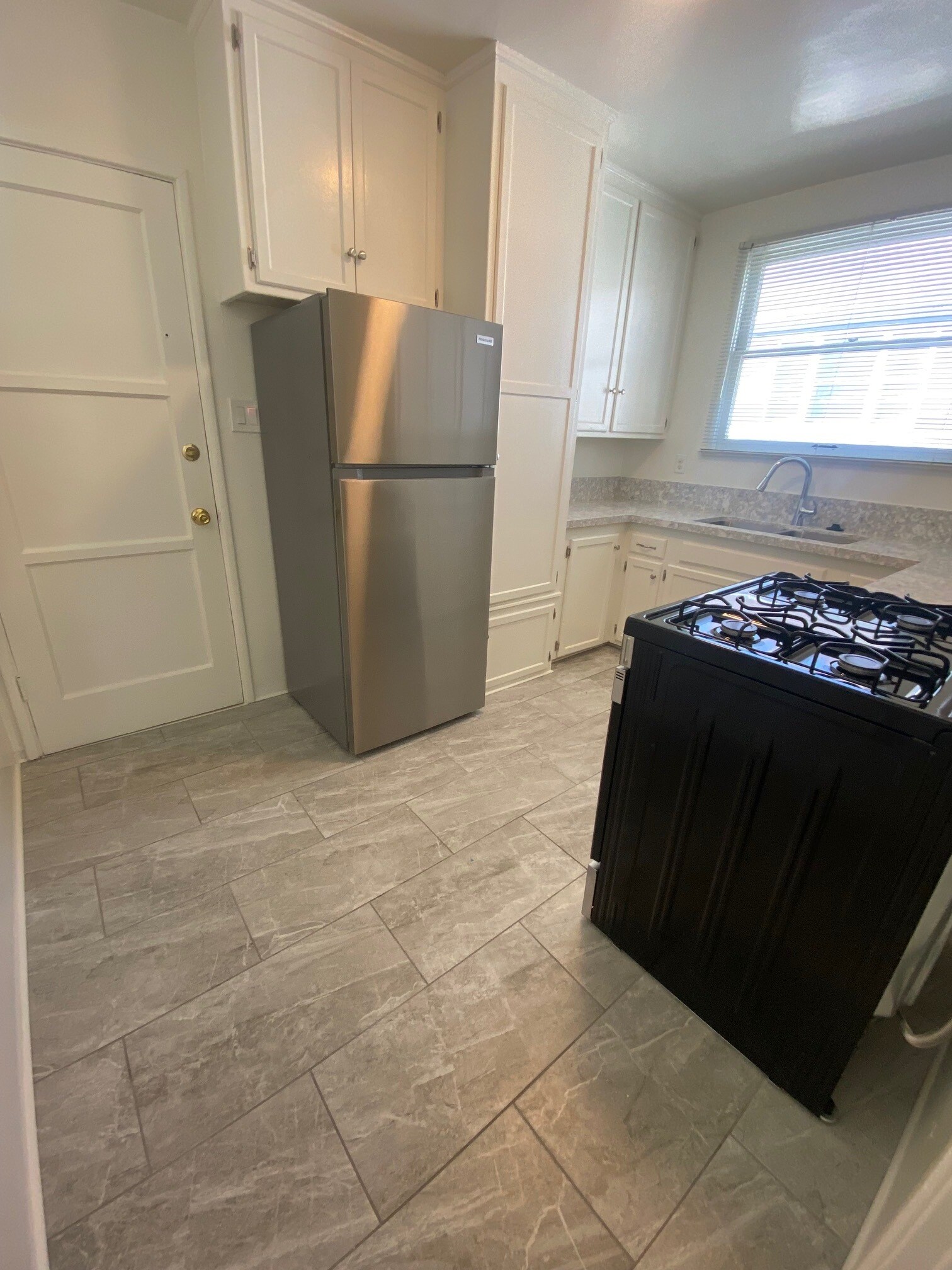 Building Photo - 609 Kelton Ave