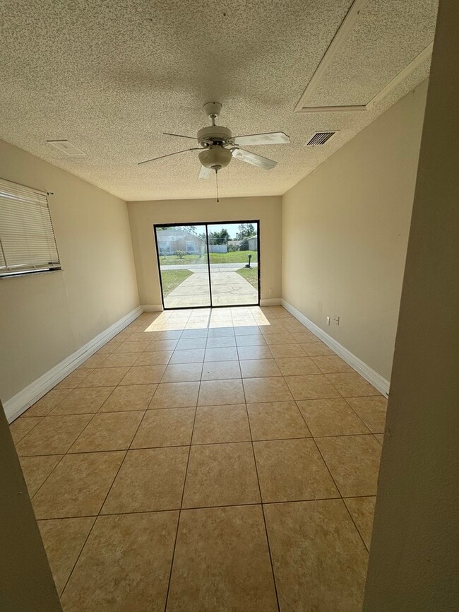 Building Photo - 1732 Laredo Dr
