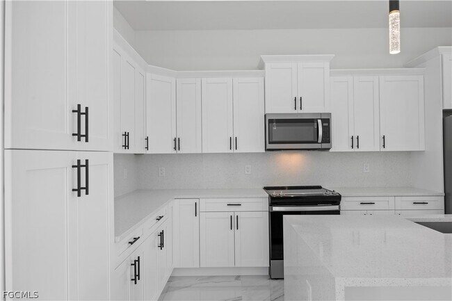 Building Photo - 719 Fullerton Ave S