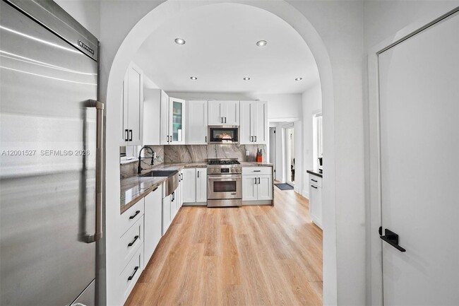 Building Photo - 5237 La Gorce Dr