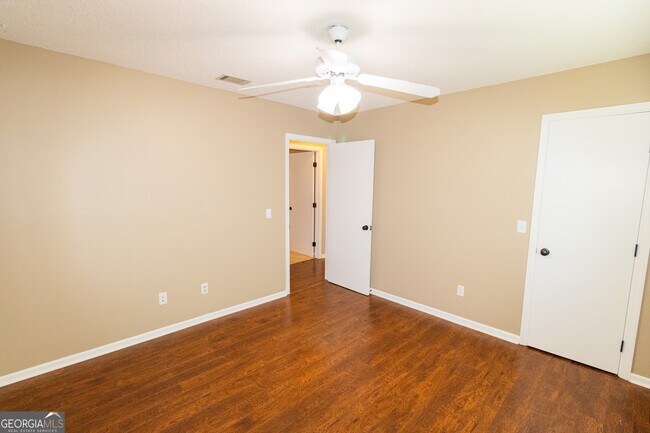 Building Photo - 105 Circle Dr