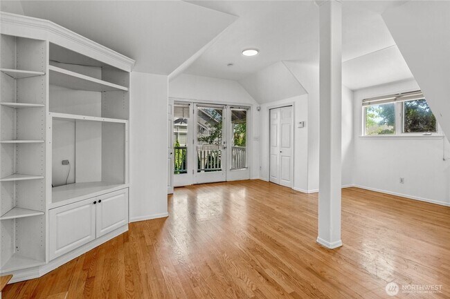 Building Photo - 4 bed/ 3 bath house in Kirkland!