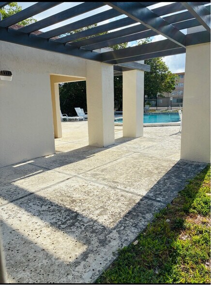 Building Photo - 8883 Fontainebleau Blvd
