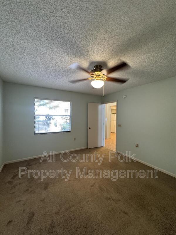 Building Photo - 542 Lake Carolyn Cir