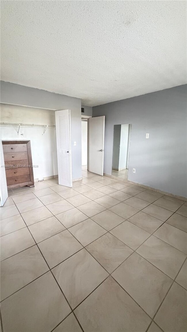 Building Photo - 9375 Fontainebleau Blvd