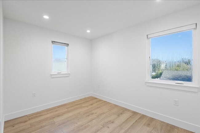 Building Photo - 1012 Broadway